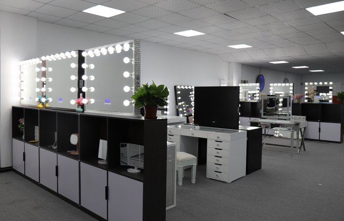 Gương trang điểm có đèn LED Vanity với khung kim loại, màn hình cảm ứng, 14 bóng đèn 32