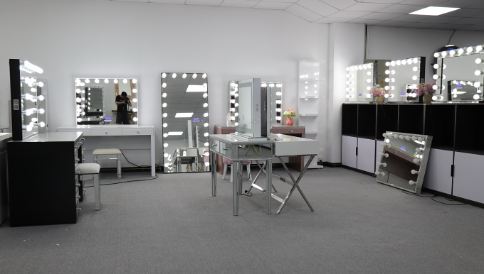 Gương trang điểm có đèn LED Vanity với khung kim loại, màn hình cảm ứng, 14 bóng đèn 34