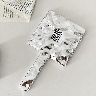 Mỗi ngày tùy chỉnh tay cầm tay gương Logo tùy chỉnh nhỏ bóng bạc trang điểm gương