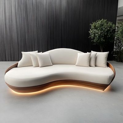 Ghế sofa tình yêu hai chỗ ngồi kiểu dáng lưng chần màu trắng với đệm vải hình tròn mặt trăng bằng gỗ, sản phẩm không thể thiếu trong khách sạn